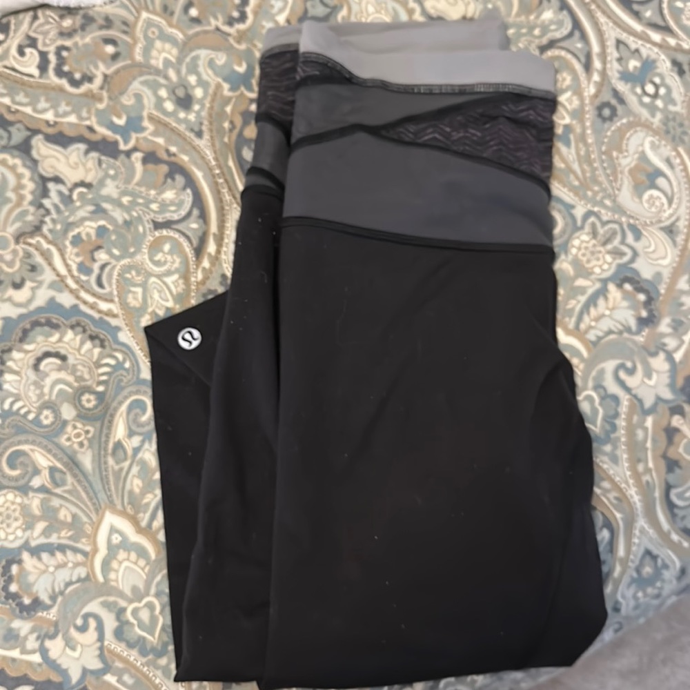 Lululemon size 10 black wunder under crop leggings